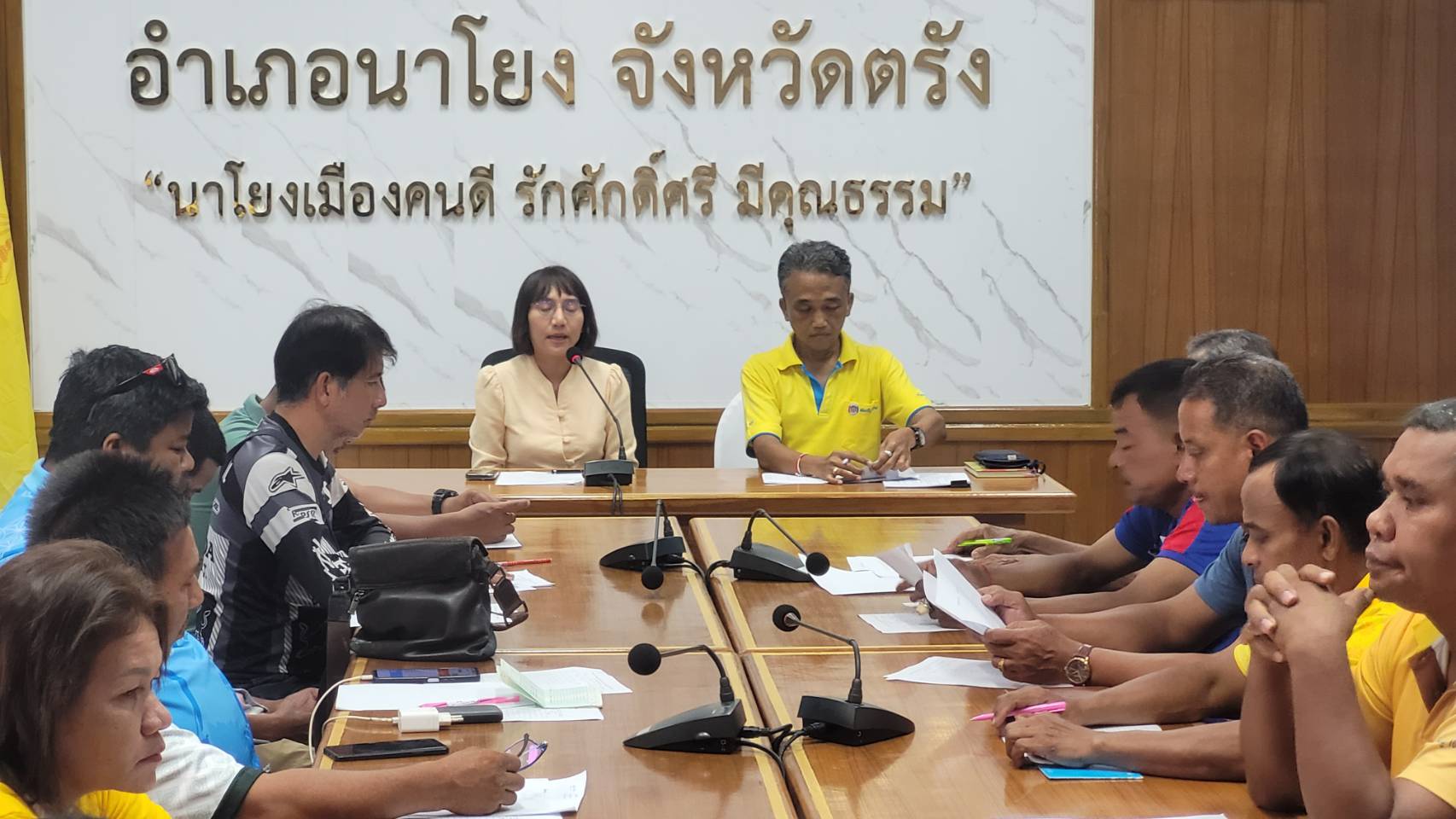 สพอ.นาโยง จังหวัดตรัง ประชุมกรรมการกองทุนแม่ของแผ่นดิน/กรรมการหมู่บ้านป้องกันและแก้ไขปัญหายาเสพติด โดยกองทุนแม่ของแผ่นดิน 