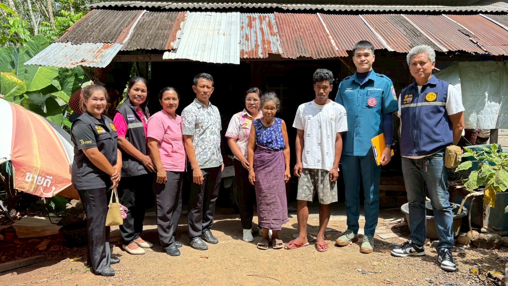 สพอ.นาโยง จังหวัดตรัง ลงพื้นที่จัดเก็บข้อมูลครัวเรือนที่ขอรับการสนับสนุนวัสดุอุปกรณ์ ภายใต้บันทึกข้อตกลงความร่วมมือในการแก้ไขปัญหาความยากจนเชิงบูรณาการ