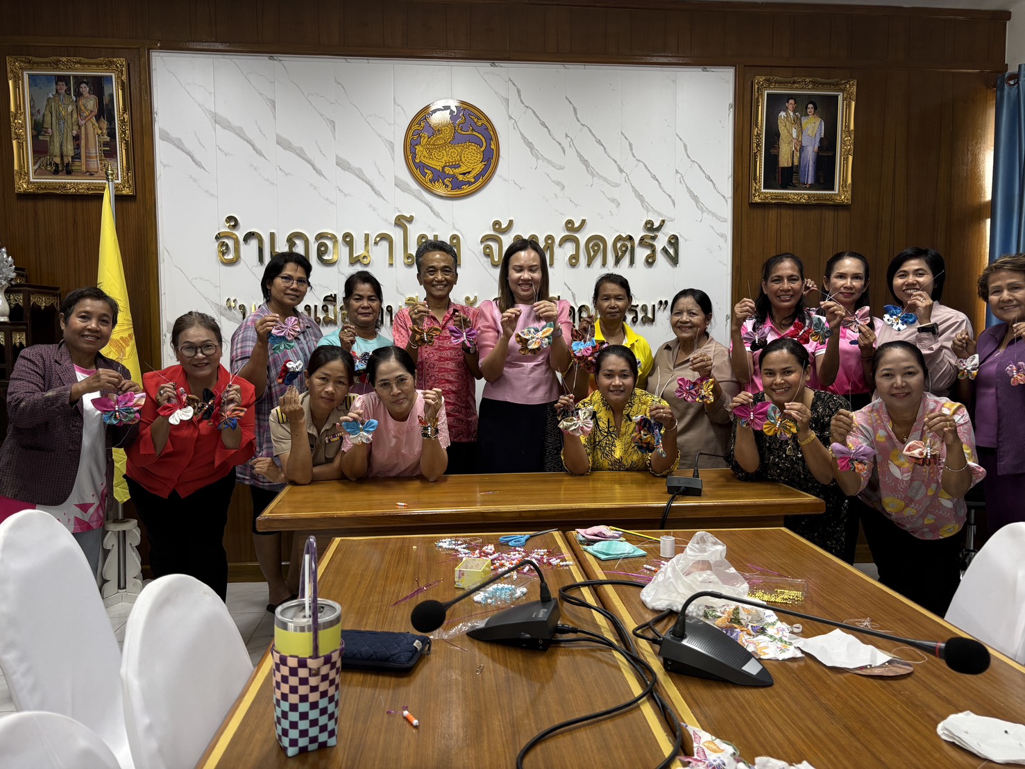 สพอ.นาโยง ร่วมประดิษฐ์ผีเสื้อจากผ้าอัตลักษณ์ท้องถิ่นของจังหวัดตรัง และผ้าไทยหลากหลายสีสัน นำไปใช้ในการจัดกิจกรรมในงานกาชาด ประจำปี 2568 