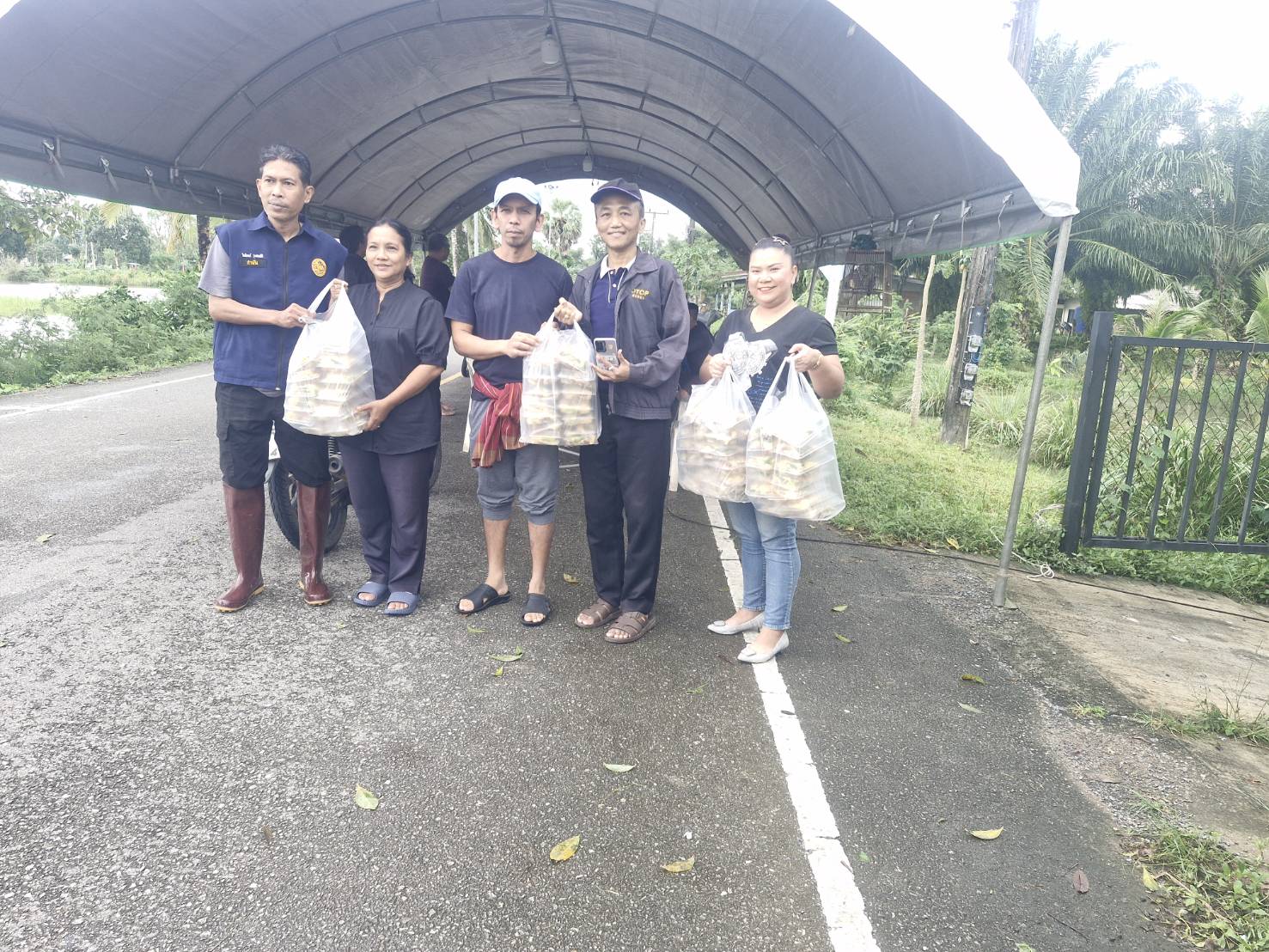 สพอ.นาโยง จังหวัดตรัง ร่วมกับเครือข่ายพช.พอเพียงนาโยง เยี่ยมเยียนจุดปฏิบัติการช่วยเหลือผู้ประสบอุทกภัย