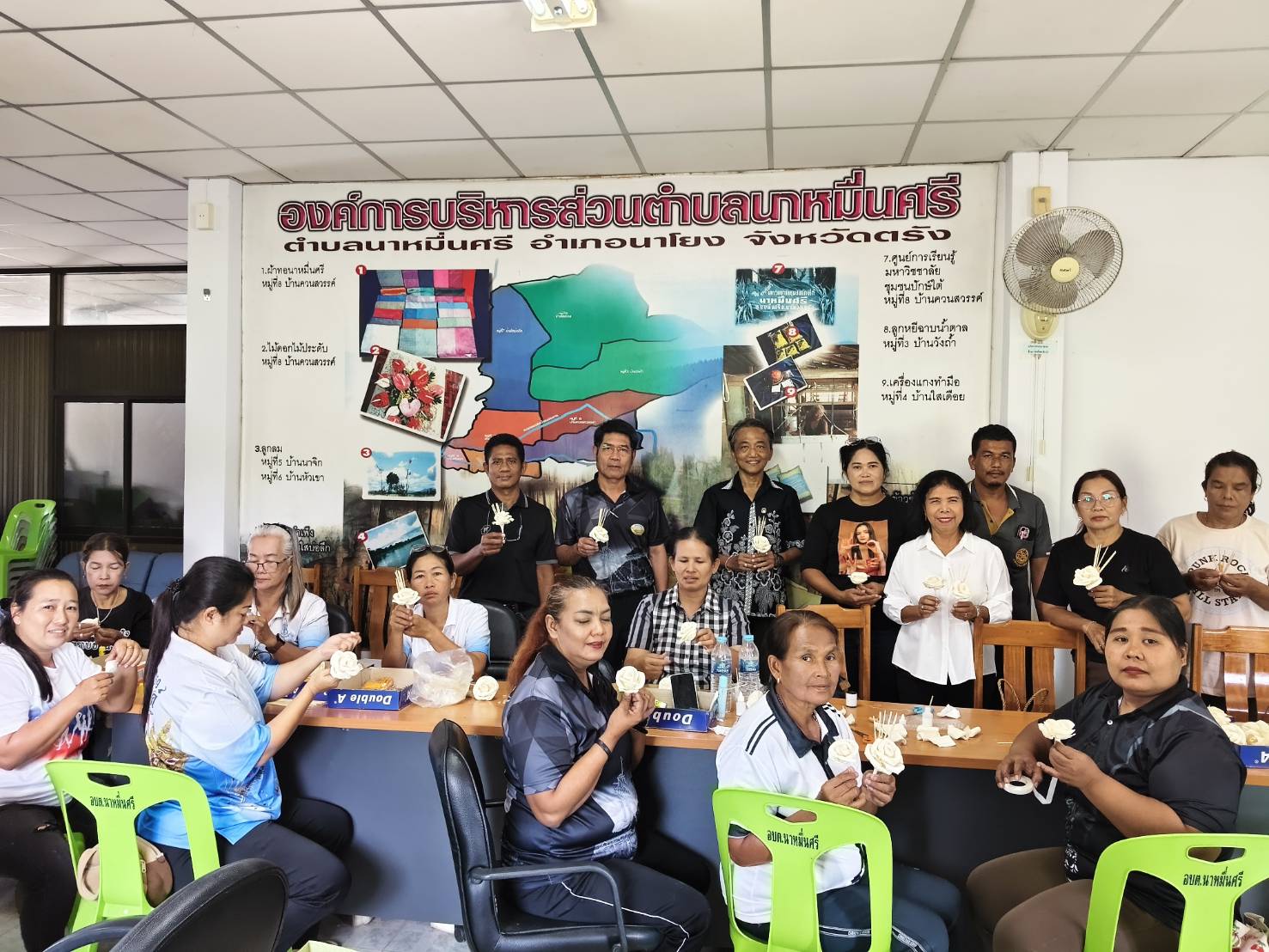 “ประชาชนตำบลนาหมื่นศรี อำเภอนาโยง รวมพลังประดิษฐ์ดอกไม้จันทน์ ถวายแด่พระพันปีหลวง”