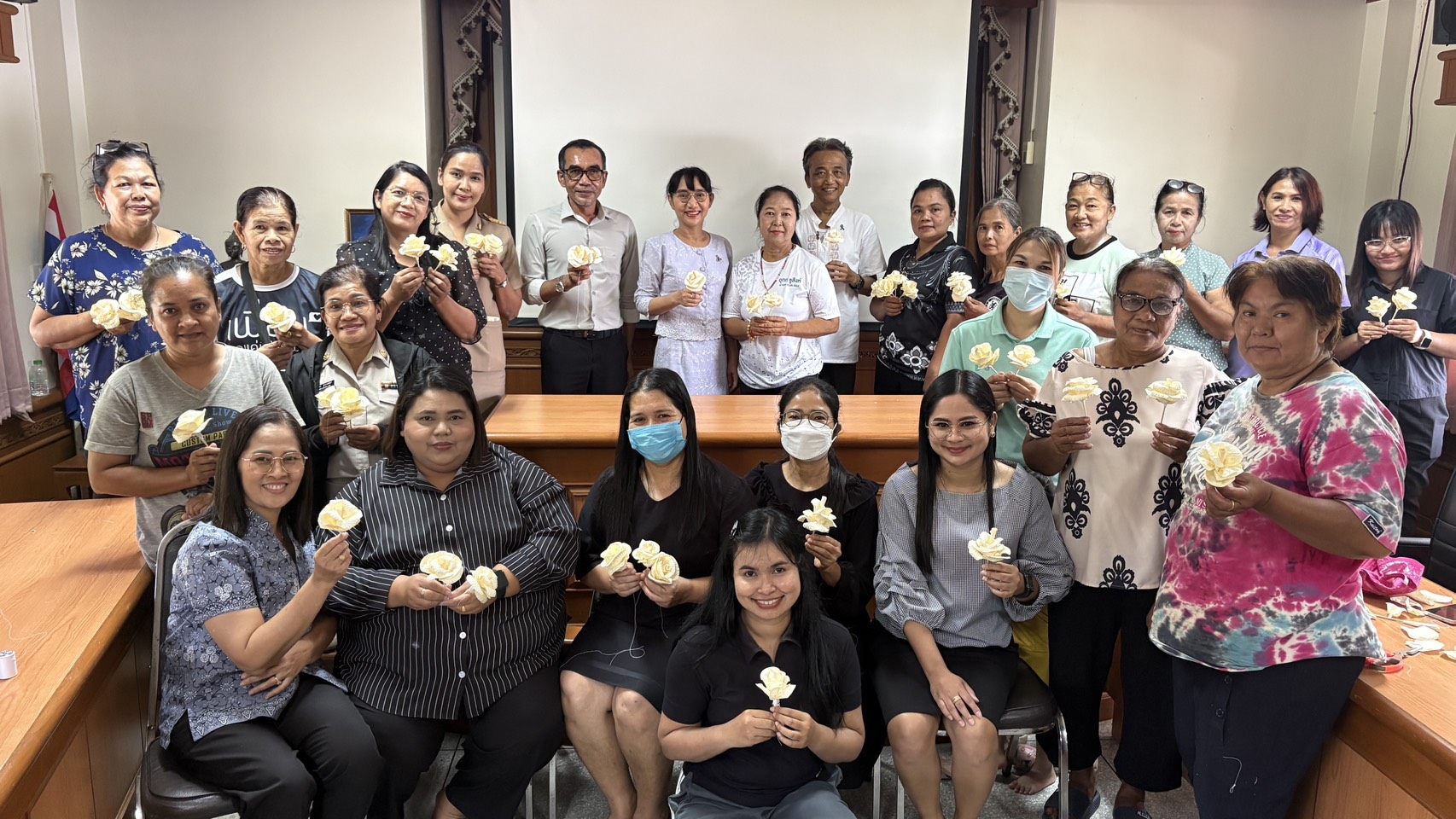 “ประชาชนตำบลช่อง อำเภอนาโยง รวมพลังประดิษฐ์ดอกไม้จันทน์ ถวายแด่พระพันปีหลวง”