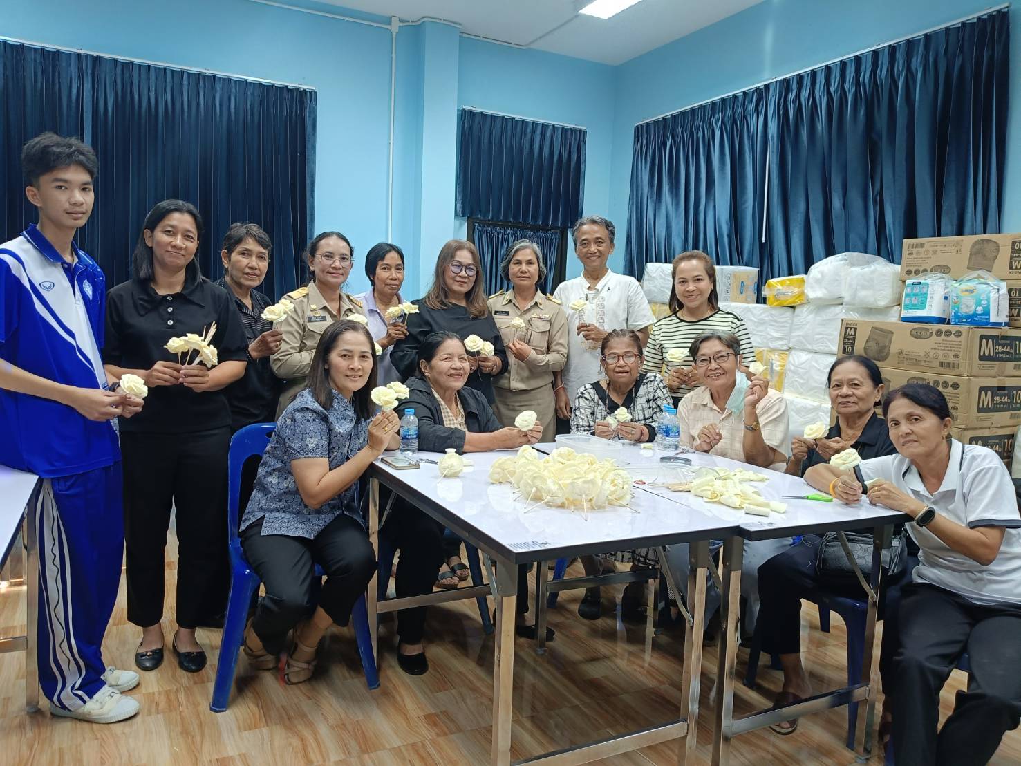 “ประชาชนตำบลนาโยงเหนือ อำเภอนาโยง รวมพลังประดิษฐ์ดอกไม้จันทน์ ถวายแด่พระพันปีหลวง”