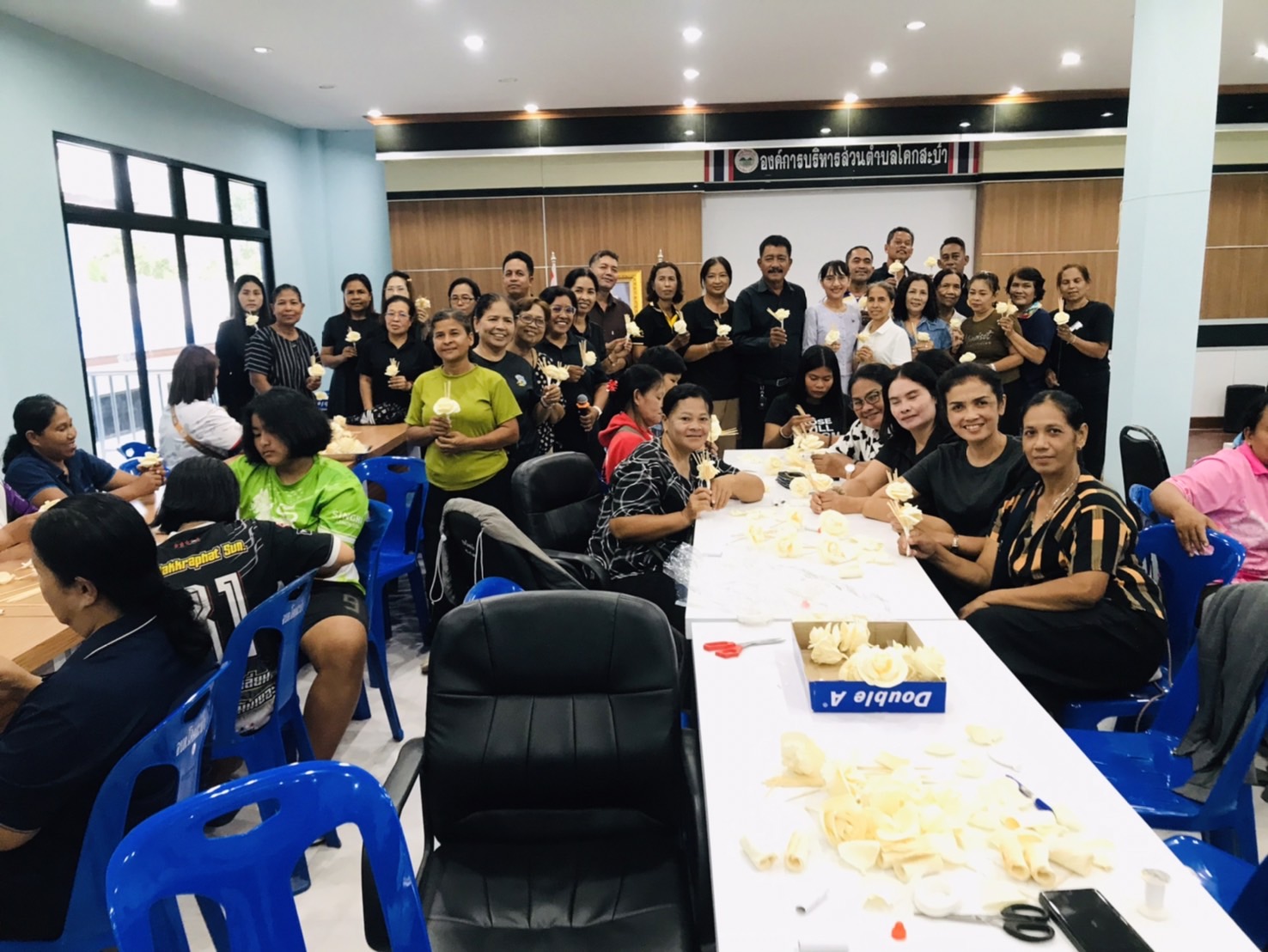 “ประชาชนตำบลโคกสะบ้า อำเภอนาโยง รวมพลังประดิษฐ์ดอกไม้จันทน์ ถวายแด่พระพันปีหลวง”