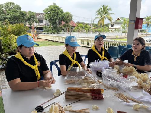 “อำเภอนาโยง รวมพลังประดิษฐ์ดอกไม้จันทน์ ถวายแด่พระพันปีหลวง”